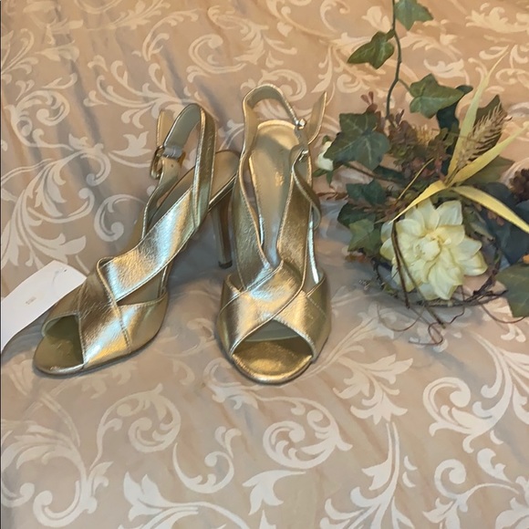 NWTs Michael Kors Gold Soft Leather Heels - Picture 1 of 6